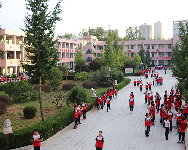 同学们课间活动
